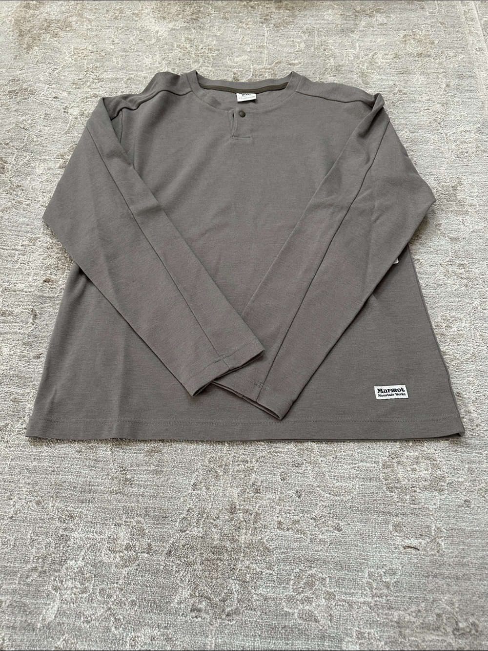 Marmot Men's Medium Long Sleeve Redwood Henley in Claystone Heather. NWT’s.